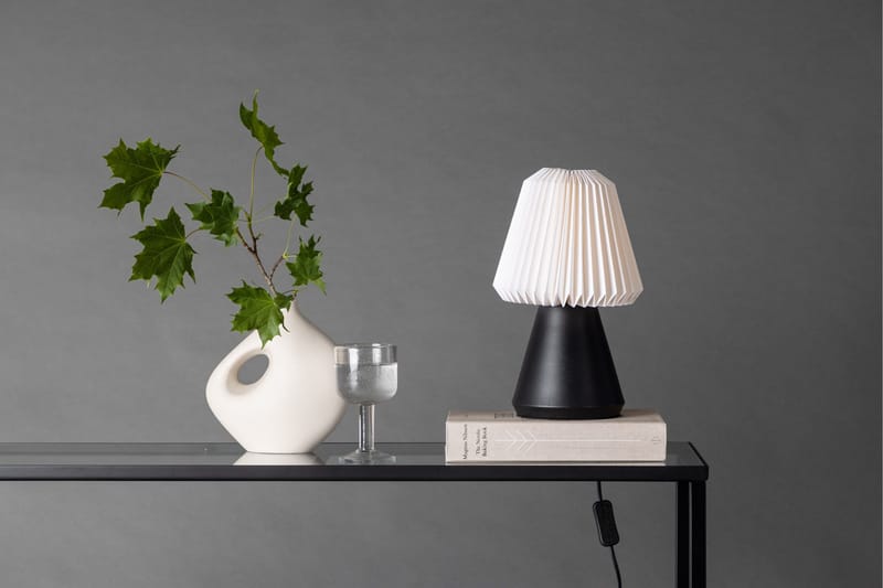 Fjällen Bordslampa - Svart - Products - Belysning - Lampor & belysning inomhus - Sovrumslampa - Sänglampa - Sängbordslampa