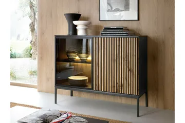 Klinkerville Lågt Vitrinskåp med belysning 39 cm djup 104 cm - Svart Trä / Glas / Ribbad - Products - Förvaring - Skåp - Vitrinskåp