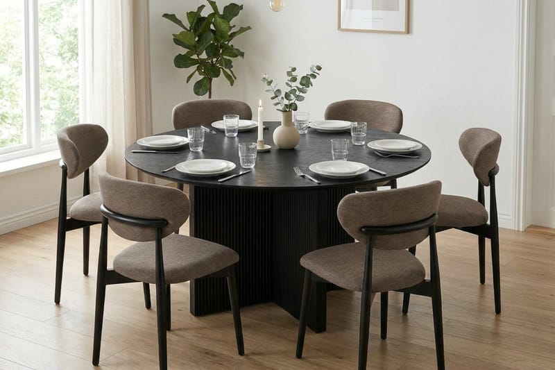 Edda Matgrupp runt 150 cm Svart med 6 Molly Matstolar - Svart - Products - Möbler - Bord & matgrupp - Matgrupp