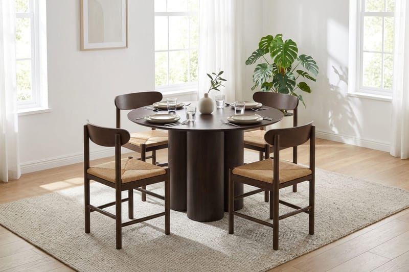 Juno Matgrupp runt 110 cm Rökt Ek med 4 Malte Matstolar - Products - Möbler - Bord & matgrupp - Matgrupp