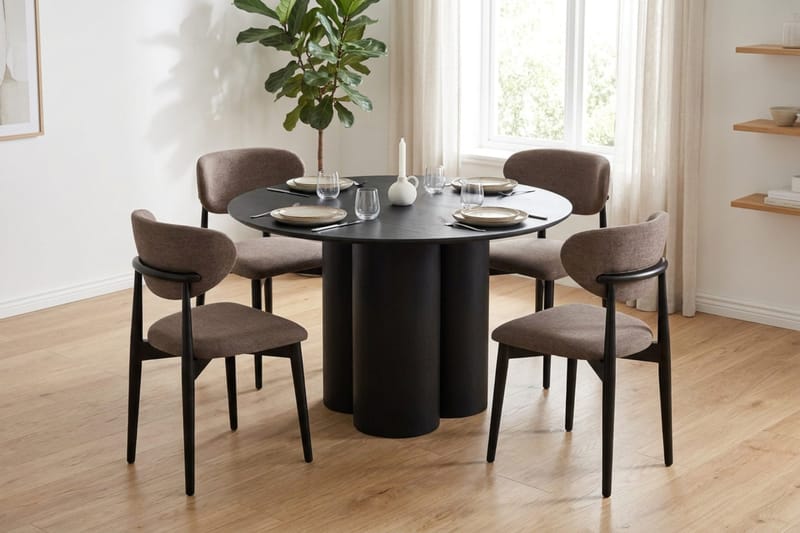 Juno Matgrupp runt 110 cm Svart med 4 Molly Matstolar - Svart - Products - Möbler - Bord & matgrupp - Matgrupp