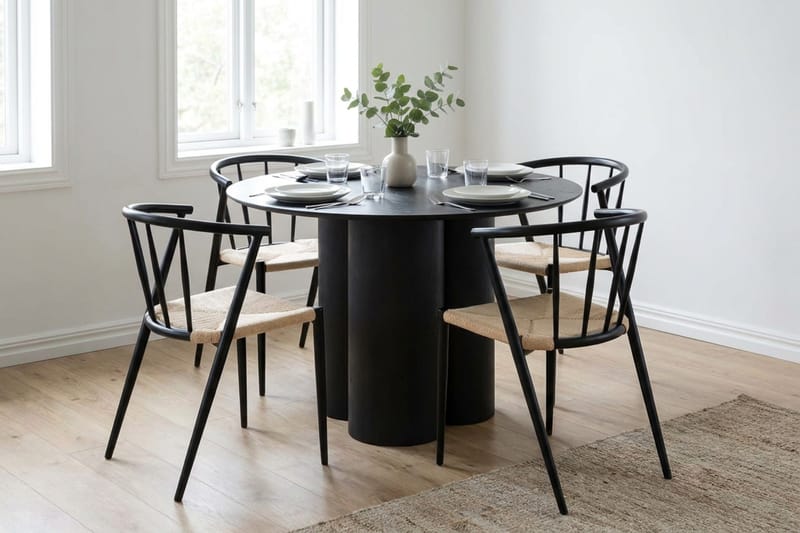 Juno Matgrupp runt 110 cm Svart med 4 Winston Matstolar - Svart - Products - Möbler - Bord & matgrupp - Matgrupp