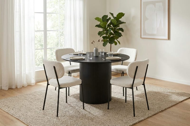 Kopparbo Matgrupp runt 110 cm Svart med 4 Gemmiano Matstolar - Svart - Products - Möbler - Bord & matgrupp - Matgrupp