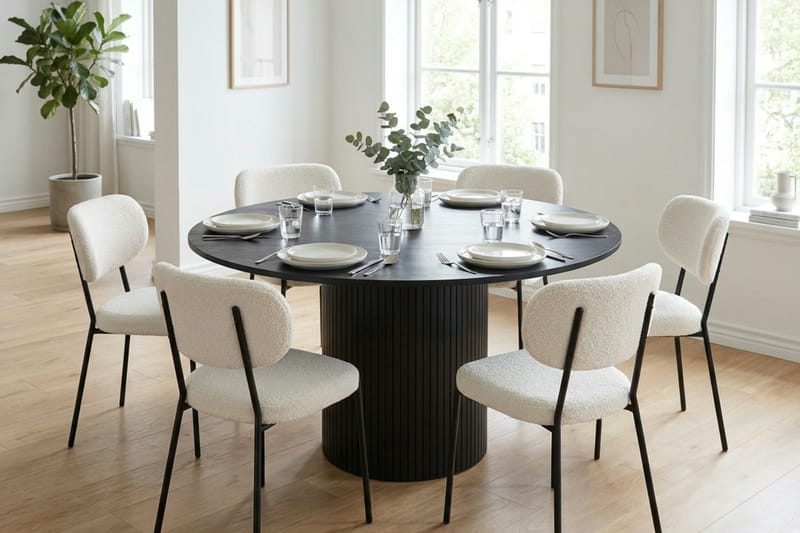 Kopparbo Matgrupp runt 130 cm Svart med 6 Gemmiano Matstolar - Svart - Products - Möbler - Bord & matgrupp - Matgrupp