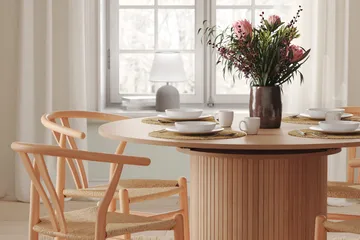 Kopparbo Runt Matbord 130 cm Förlängningsbart med illäggsskiva - Vitlaserat Ek / Ljusbeige - Products - Möbler - Bord & matgrupp - Matbord & köksbord