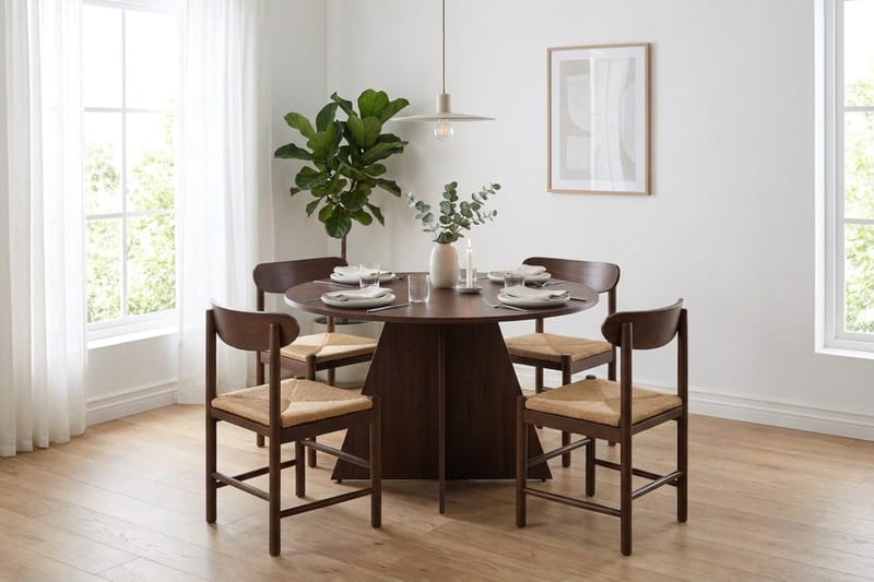 Vera Matgrupp runt 110 cm Valnöt med 4 Malte Matstolar - Products - Möbler - Bord & matgrupp - Matgrupp