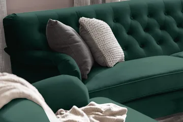 Howard Riviera Soffgrupp Svängd 3-sits + 2-sits Soffa + Fåtölj + Fotpall i Sammet - Grön - Products - Möbler - Soffa - Soffgrupp - Howard soffgrupp