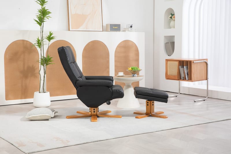 Duva reclinerfåtölj med fotpall i svart PU med bruna ben - Svart - Products - Möbler - Fåtölj & stolar - Fåtölj - Biofåtölj & reclinerfåtölj