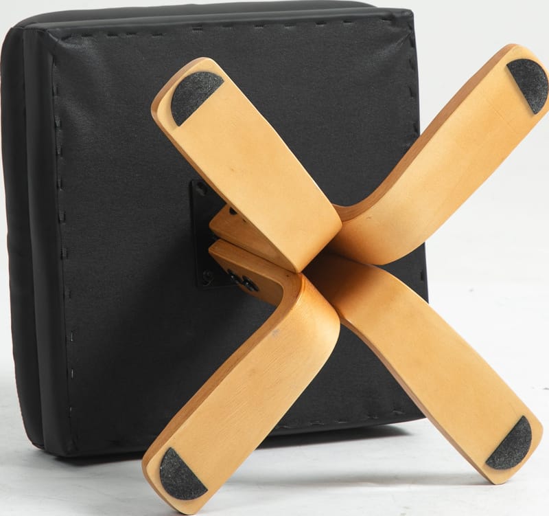 Duva reclinerfåtölj med fotpall i svart PU med bruna ben - Svart - Products - Möbler - Fåtölj & stolar - Fåtölj - Biofåtölj & reclinerfåtölj