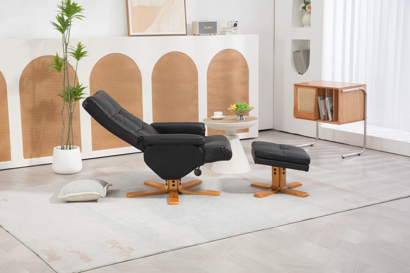Duva reclinerfåtölj med fotpall i svart PU med bruna ben - Svart - Products - Möbler - Fåtölj & stolar - Fåtölj - Biofåtölj & reclinerfåtölj