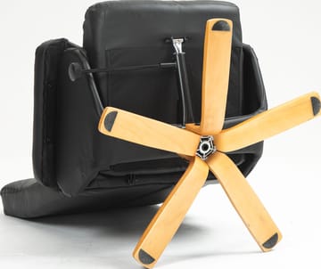 Duva reclinerfåtölj med fotpall i svart PU med bruna ben - Svart - Products - Möbler - Fåtölj & stolar - Fåtölj - Biofåtölj & reclinerfåtölj