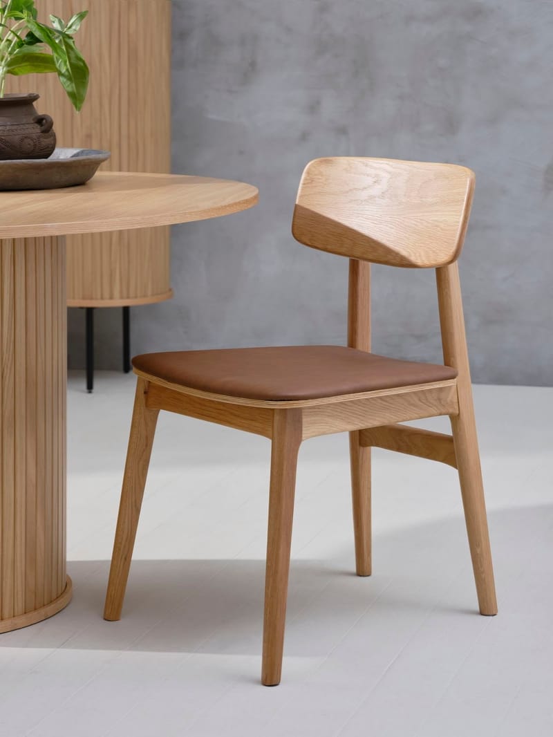 Kleppen stol i oljad ek med brun sits - Oljad ek/Brun - Products - Möbler - Fåtölj & stolar - Matstol & köksstol