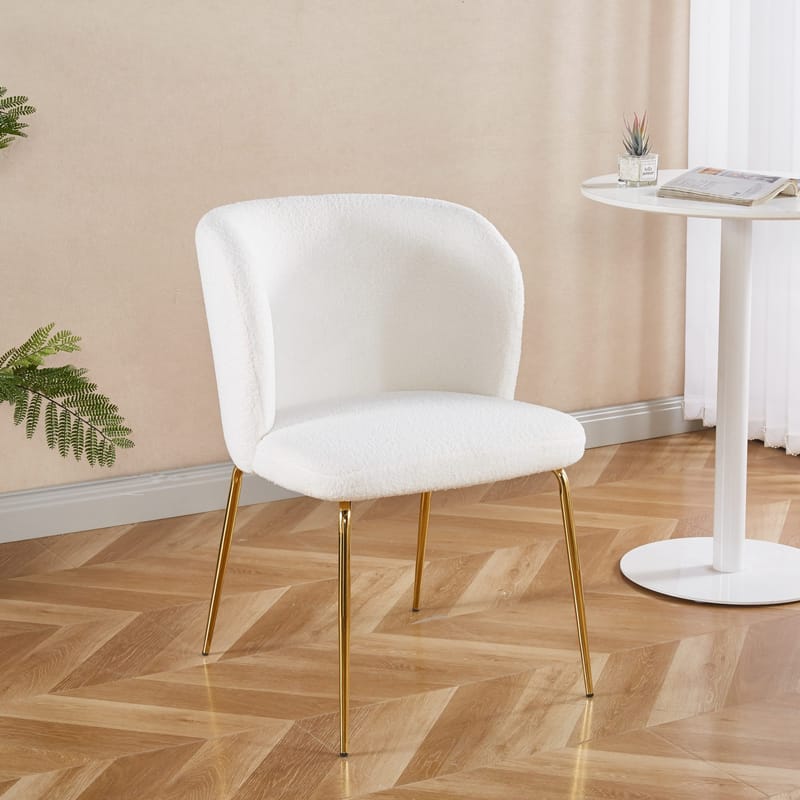 Stol i bouclè med ben i mässing - Cream/mässing - Products - Möbler - Fåtölj & stolar - Matstol & köksstol