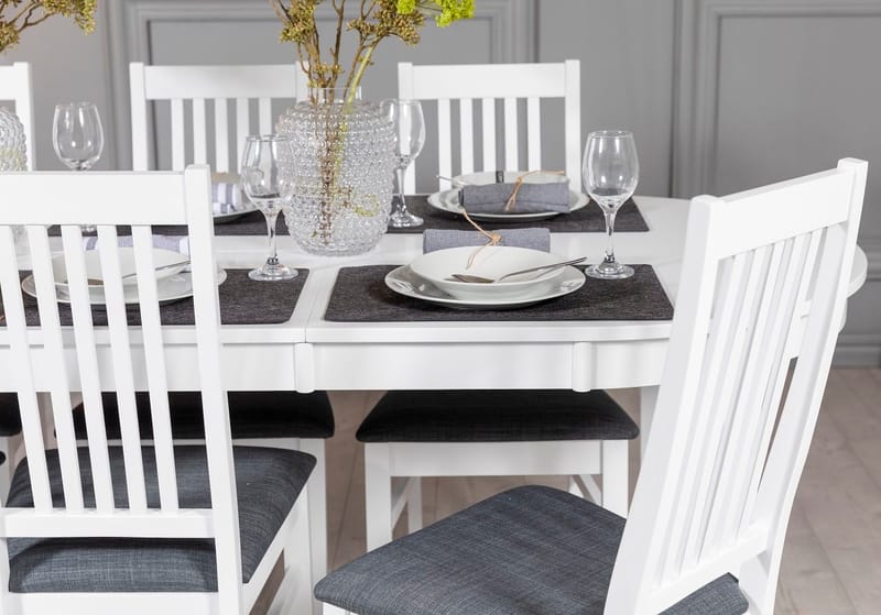 Vit stol med grå sits - Gåsö - Vitlackerad, grått tyg - Products - Möbler - Fåtölj & stolar - Matstol & köksstol